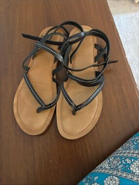 Garnet Hill Black Strappy Toe-Loop Sandals with Tan Footbed